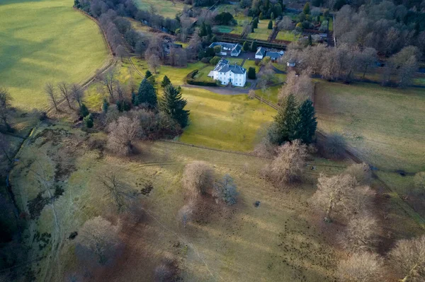 Luxe herenhuis op het platteland uitzicht vanuit de lucht Schotland — Stockfoto