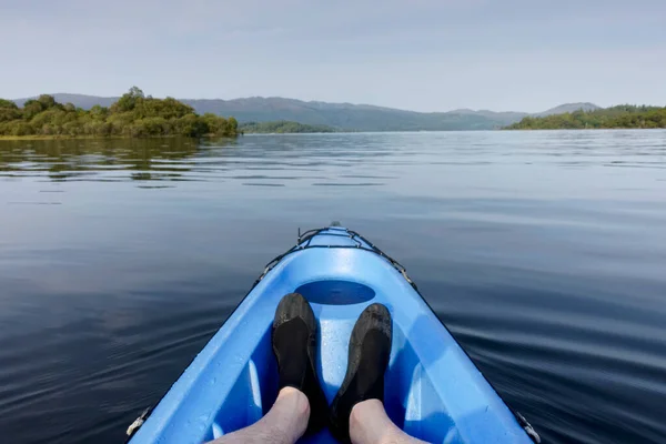 Caiaque azul em Loch Lomond em águas abertas — Fotografia de Stock