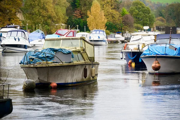 Vieux bateaux abandonnés sur la rivière Leven à Dumbarton — Photo