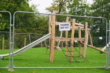 Park güvenliği tabelasında çocuk bakımı tabelası