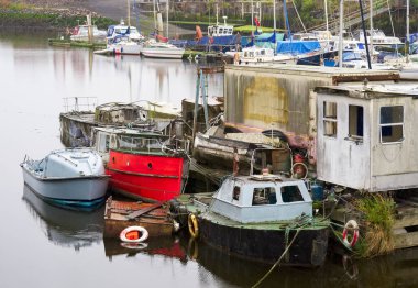 Dumbarton 'daki Leven Nehri' nde terk edilmiş eski tekneler.