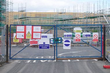 İnşaat alanı sağlık ve güvenlik mesajı kuralları çit sınırında pano tabelasını imzaladı