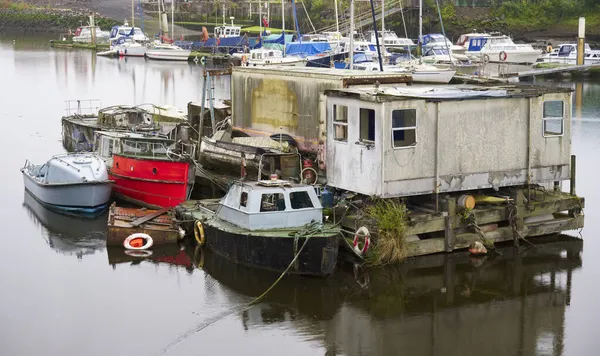 Gamla båtar förfaller på floden Leven i Dumbarton — Stockfoto