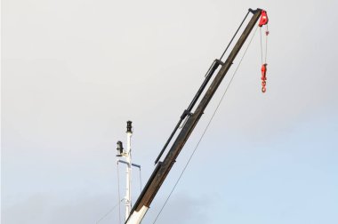 Vinç kancası, tersanede halkayı kaldırmak için yakın çekim