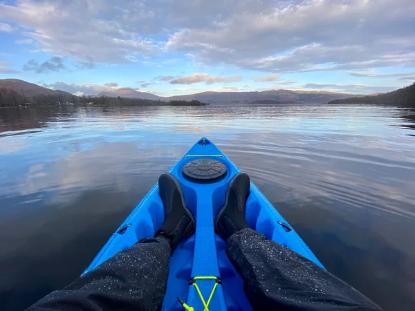 Caiaque azul em águas abertas em Loch Lomond — Fotografia de Stock