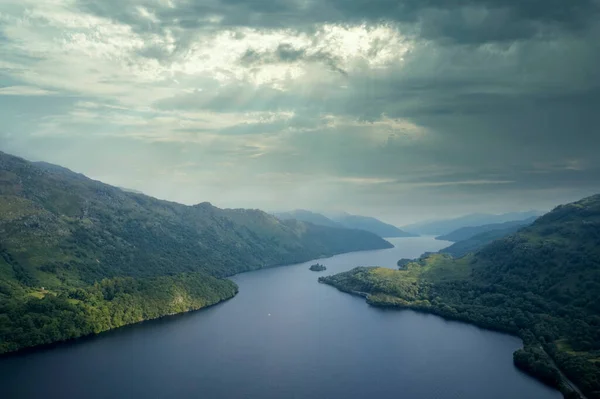 Tarbet yakınlarında güneş doğarken Lomond Gölü hava manzarası — Stok fotoğraf