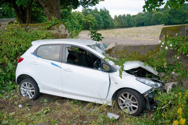 Автокатастрофа в сельской местности и поврежденная стена