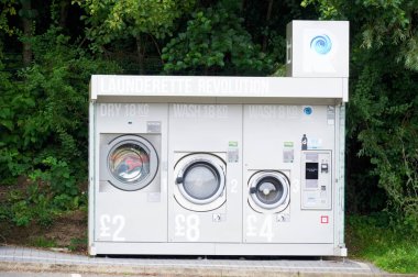 Glasgow, Lanarkshire, İskoçya, İngiltere, 12 Eylül 2021, Süpermarkette kamu kullanımı için çamaşır makineleri