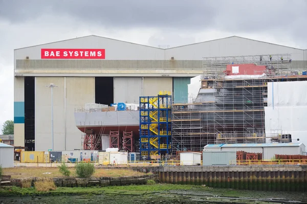 Glasgow, Escocia, Reino Unido, 14 de agosto de 2020, Construcción naval y grúa en Glasgow en el río Clyde que muestra el barco en construcción — Foto de Stock