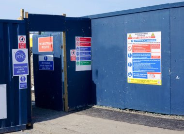 İnşaat alanı sağlık ve güvenlik mesajı kuralları çit sınırında pano tabelasını imzaladı