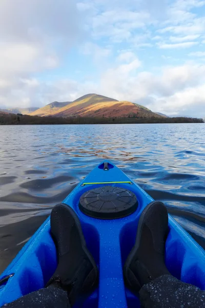 Blaues Kajak auf offenem Wasser am Loch Lomond — Stockfoto