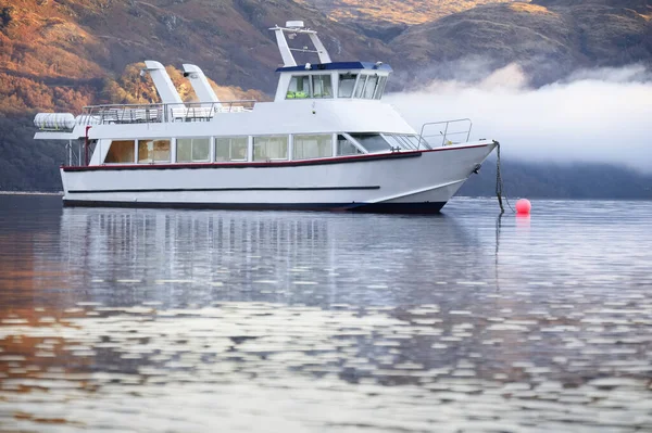 Cruise boat moored ready for tourists at Loch Lomond — Stock Photo, Image