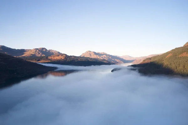 Lomond Gölü 'nün kışın havadan görünüşü, Tarbet yakınlarında alçak bulutlar.