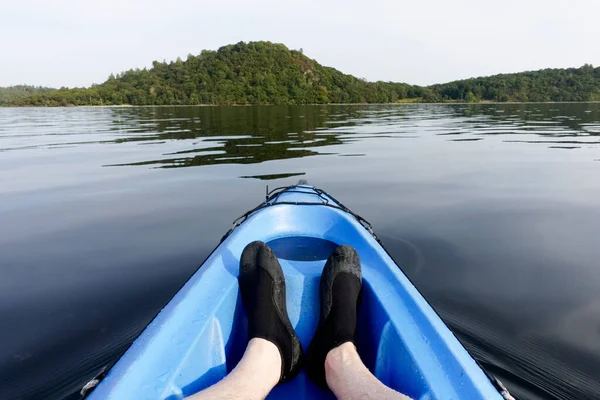 Kayak azul en aguas abiertas en el lago Lomond — Foto de Stock