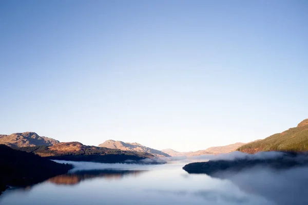 Tarbet yakınlarında güneş doğarken Lomond Gölü hava manzarası — Stok fotoğraf