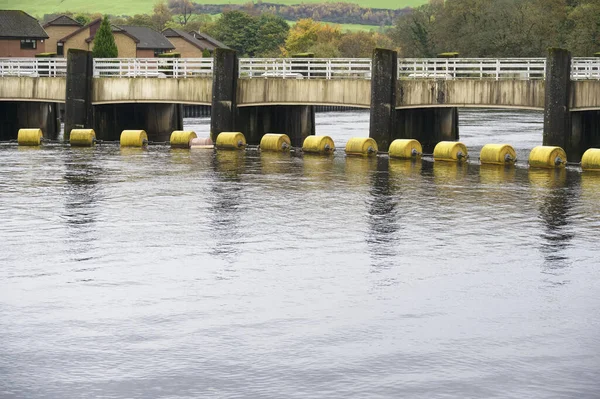 Barrera de agua en el río Leven en Dunbartonshire — Foto de Stock