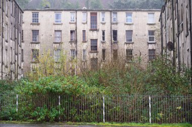 Port Glasgow 'da sosyal yardım sorunları olan fakir gecekondu mahallesindeki kimsesizler konağı.