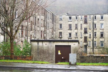 Port Glasgow 'da sosyal yardım sorunları olan fakir gecekondu mahallesindeki kimsesizler konağı.