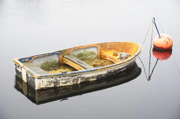Dumbarton 'daki River Leven' de terk edilmiş eski bir tekne.
