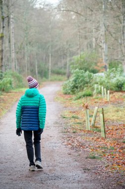 Yalnız, yaşlı bir kadın, iyi bir akıl sağlığı için ormanda tek başına yürüyor.