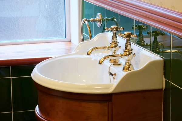 新しい高級ホテルのヴィンテージ真鍮金は、洗面台でエンスイートバスルームで柱タップをメッキ — ストック写真