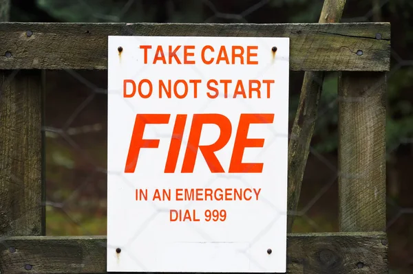 Do not start fire sign on gate in forest — Stock Photo, Image