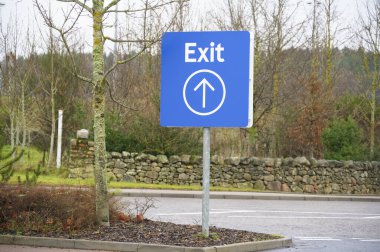 Otopark çıkışındaki mavi arkaplanda çıkış işareti