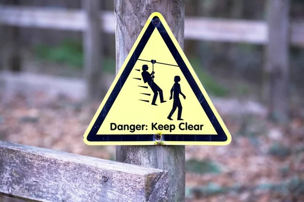 アドベンチャー遊び場の危険性とフェンスのリスクサイン — ストック写真