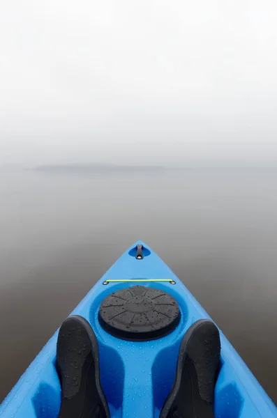 Голубой каяк на открытой воде в тумане и тумане на озере Лох-Ломонд — стоковое фото