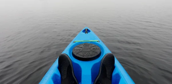 Caiaque azul em águas abertas em nevoeiro e névoa em Loch Lomond — Fotografia de Stock