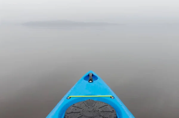 Caiac albastru pe apă deschisă în ceață și ceață la Loch Lomond — Fotografie, imagine de stoc