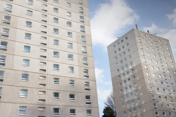 Appartement de grande hauteur dans un quartier résidentiel défavorisé de Glasgow — Photo