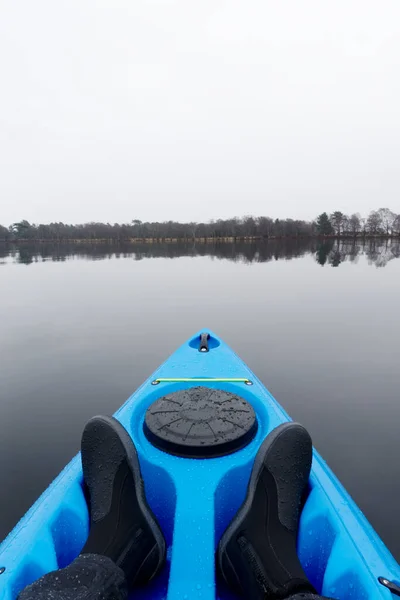 Kayak blu in mare aperto nella nebbia e nebbia a Loch Lomond — Foto Stock