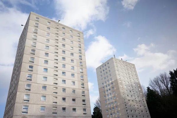 Appartement de grande hauteur dans un quartier résidentiel défavorisé de Glasgow — Photo