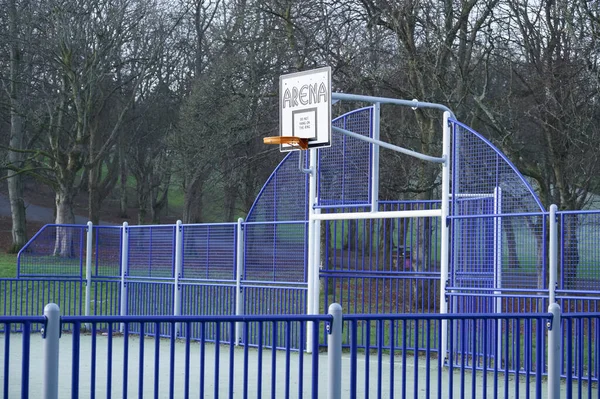 Basketbol sahası halka açık oyun parkında.