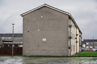 Aberdeen 'de sosyal yardım sorunları olan fakir gecekondu mahallesindeki kimsesizler konağı.