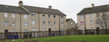 Aberdeen 'de sosyal yardım sorunları olan fakir gecekondu mahallesindeki kimsesizler konağı.