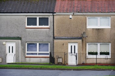 Aberdeen 'de sosyal yardım sorunları olan fakir gecekondu mahallesindeki kimsesizler konağı.