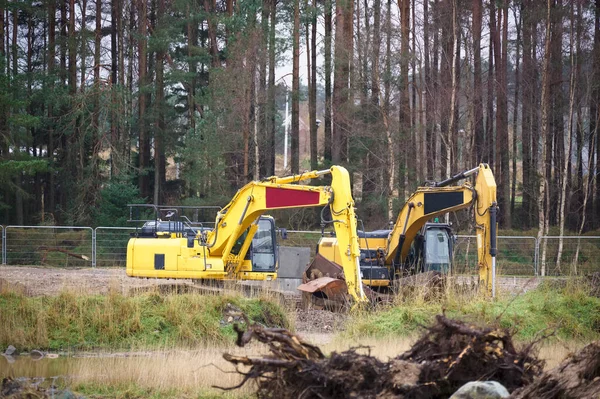 Grävmaskin gul under schaktningen på byggarbetsplatsen — Stockfoto