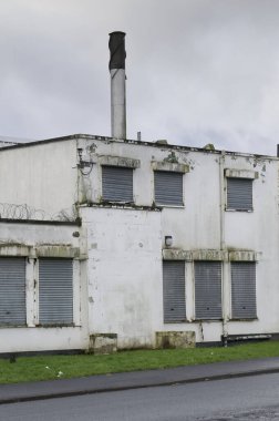 Ofis pencereleri kapandığı için kapalı.