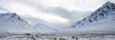 Buachaille Etive Mor dağı ve kış boyunca karla kaplı boş yol