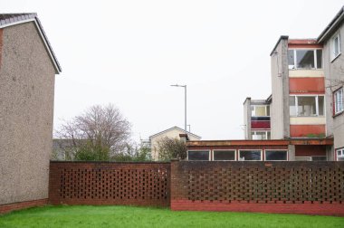 Aberdeen 'de sosyal yardım sorunları olan fakir gecekondu mahallesindeki kimsesizler konağı.