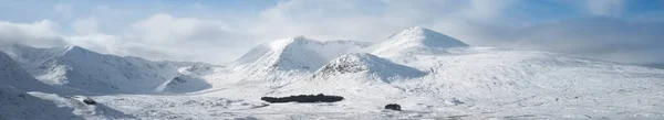 Rannoch Moor i Czarna Góra pokryte śniegiem podczas zimowego widoku z powietrza — Zdjęcie stockowe