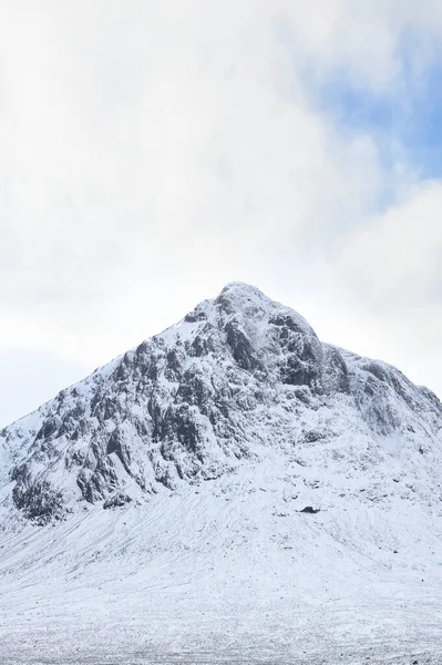 Buachaille Etive Mor 겨울 공중에서 눈으로 덮여 — 스톡 사진