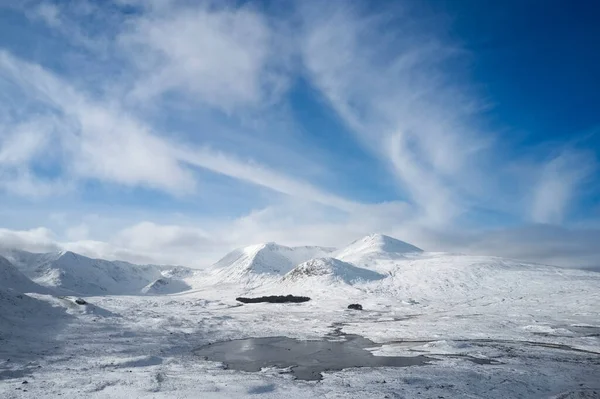 Rannoch Moor i Czarna Góra pokryte śniegiem podczas zimowego widoku z powietrza — Zdjęcie stockowe