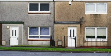 Aberdeen 'de sosyal yardım sorunları olan fakir gecekondu mahallesindeki kimsesizler konağı.