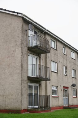 Aberdeen 'de sosyal yardım sorunları olan fakir gecekondu mahallesindeki kimsesizler konağı.