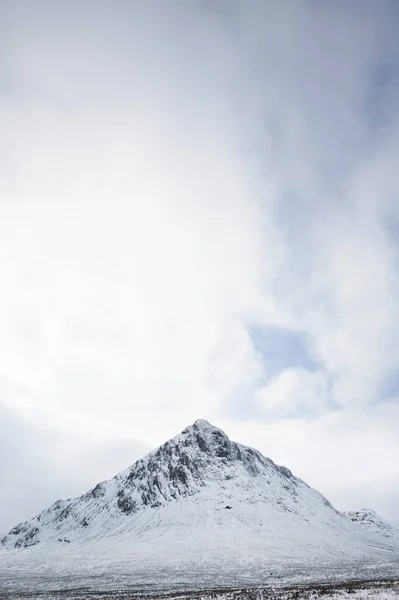 Buachaille Etive Mor 겨울 공중에서 눈으로 덮여 — 스톡 사진