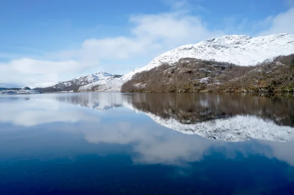 Göl manzarası kış boyunca yağan karı gösteriyor. — Stok fotoğraf