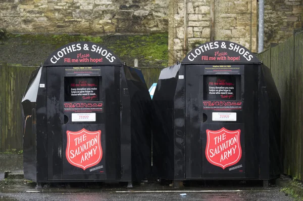 Glasgow, Escocia, 13 de febrero de 2022: The Salvation Army Clothes Bank en el aparcamiento del supermercado — Foto de Stock